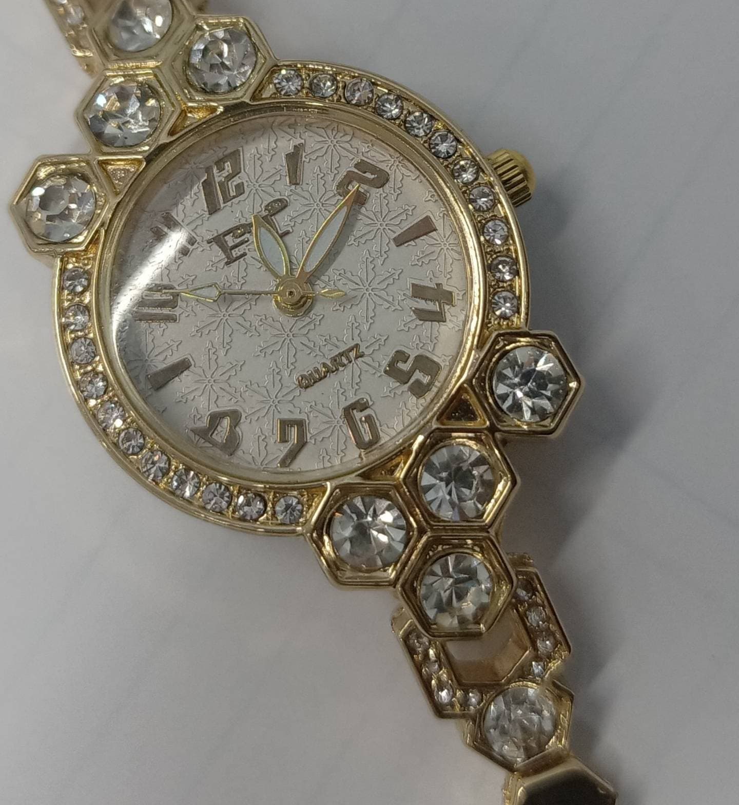 CTI FASHIONABLE BRACELET TYPE QUARTZ WATCH  For Women/Girls  Color: Golden