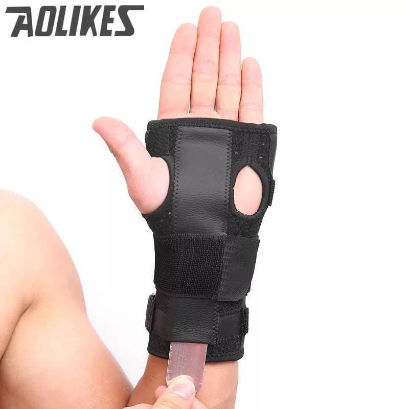 Wrist Brace With Metal Rod For Wrist Immobilization And Pain Management
