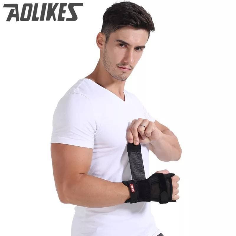 Wrist Brace with Metallic rod for support and immobilize wrist