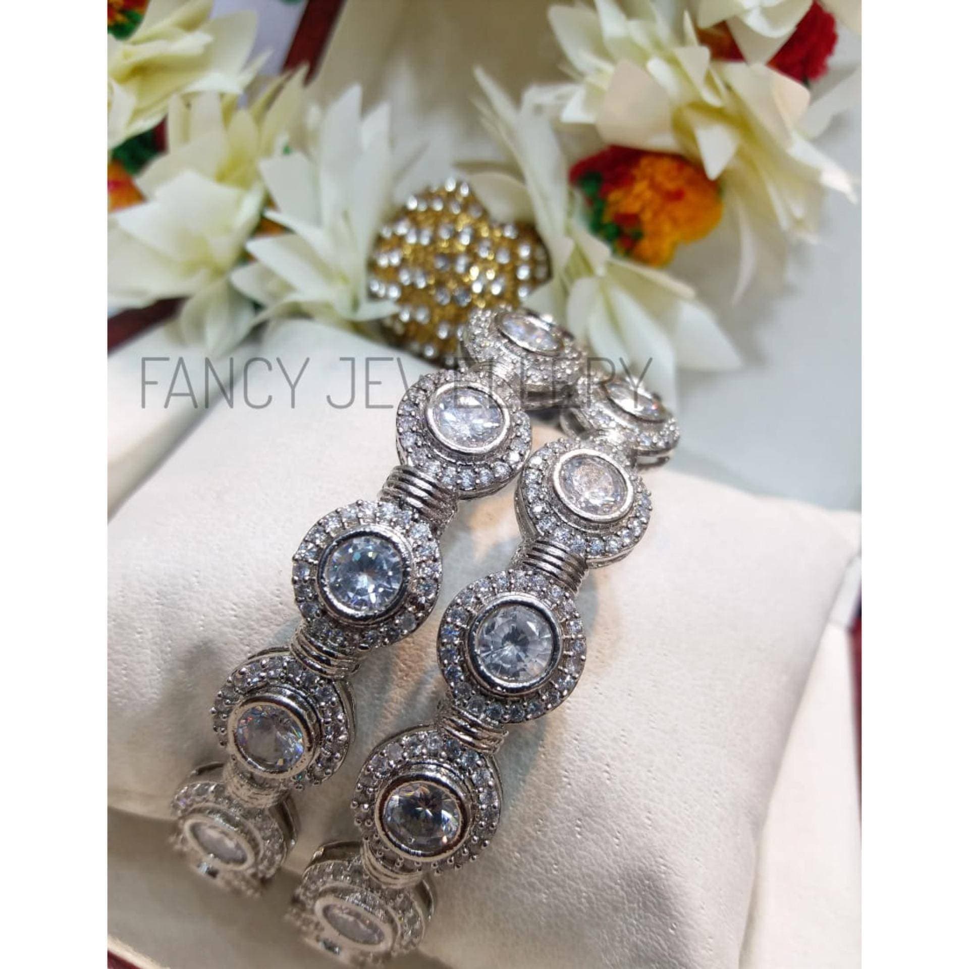 Trendy Design Zircon Crystals Bangle for Women