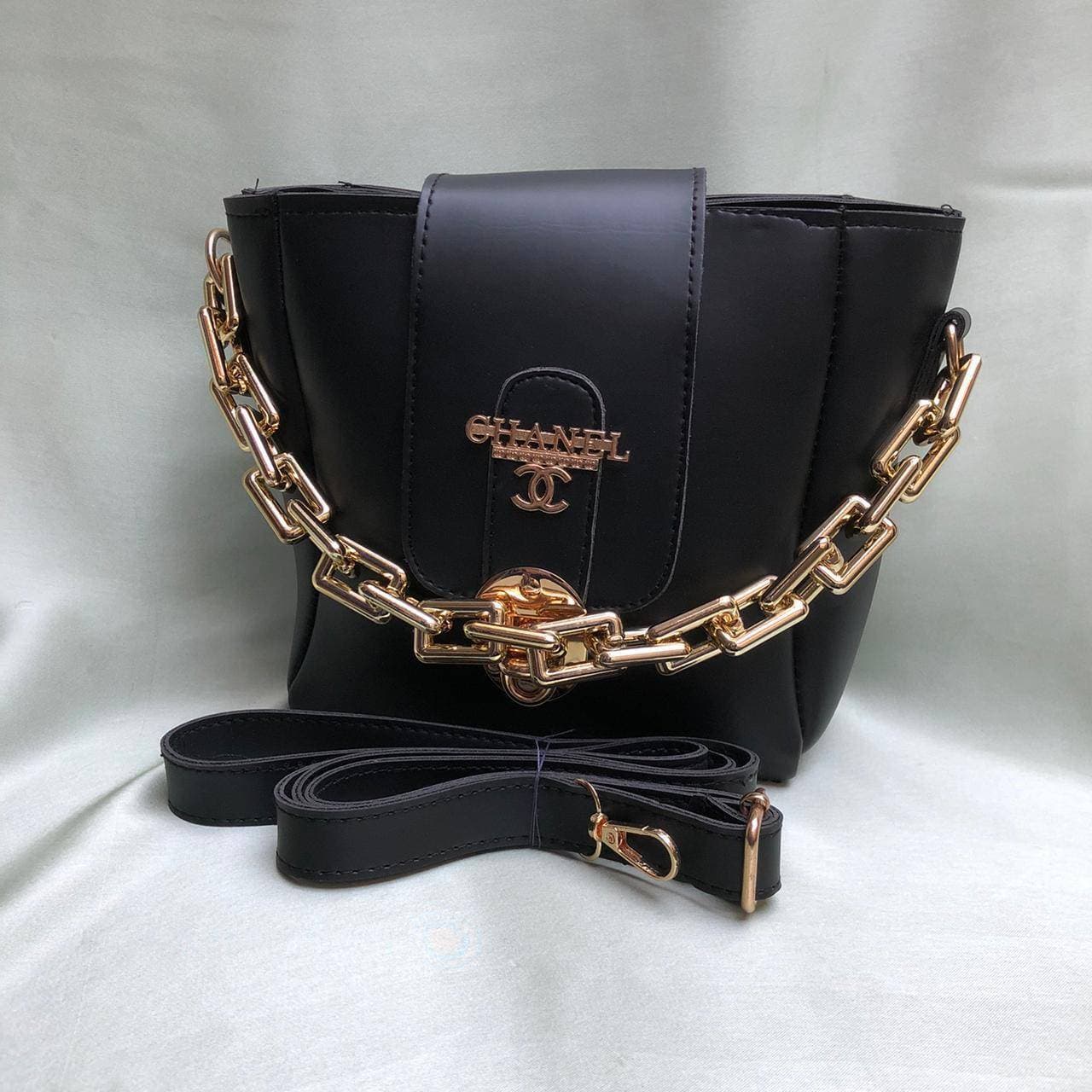Chain Cross Body Bag Color - Black